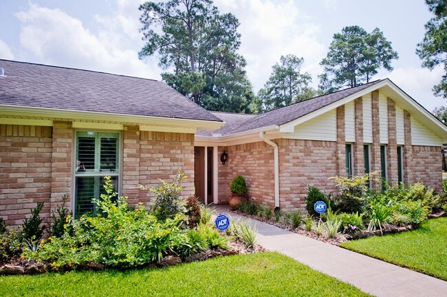 Building Photo - 1103 Pinewood Blvd