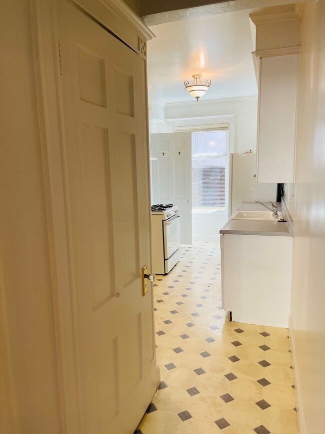 Large kitchen - 1205 Spring St