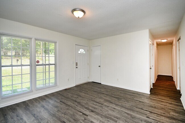 Foto del edificio - New Lower Price! Remodeled 3 bed / 1.5 bath home near downtown Spartanburg