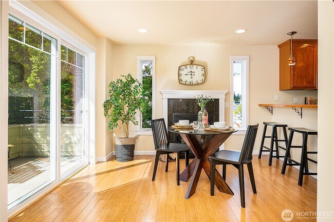 Building Photo - 3 Bedroom Townhome Near Light Rail $500 of...