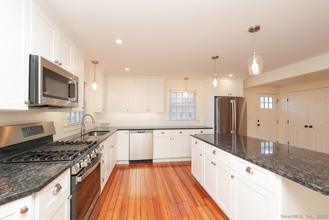 Building Photo - 792 Farmington Ave