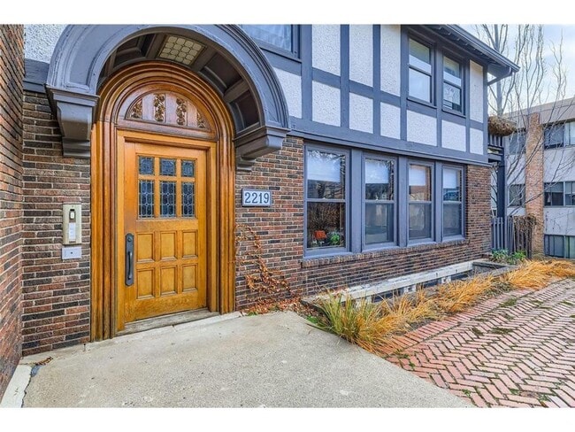 Building Photo - 2219 Pillsbury Ave