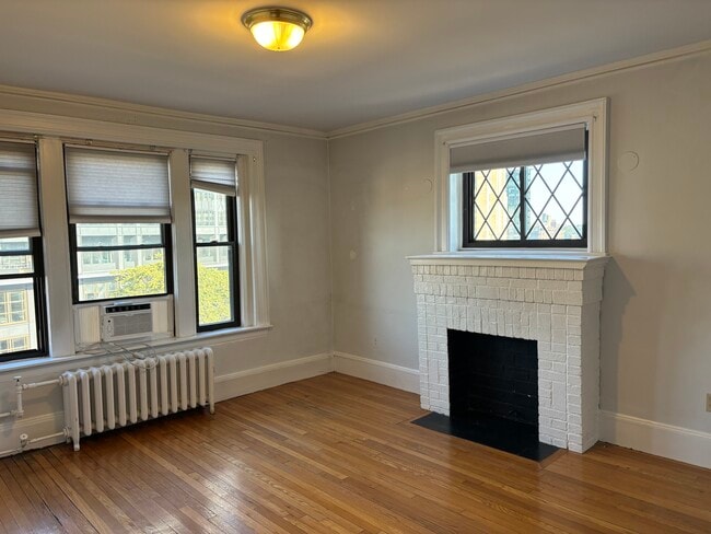 Building Photo - 842 Beacon St