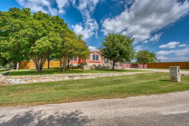 Foto del edificio - 826 Sandy Mountain Dr