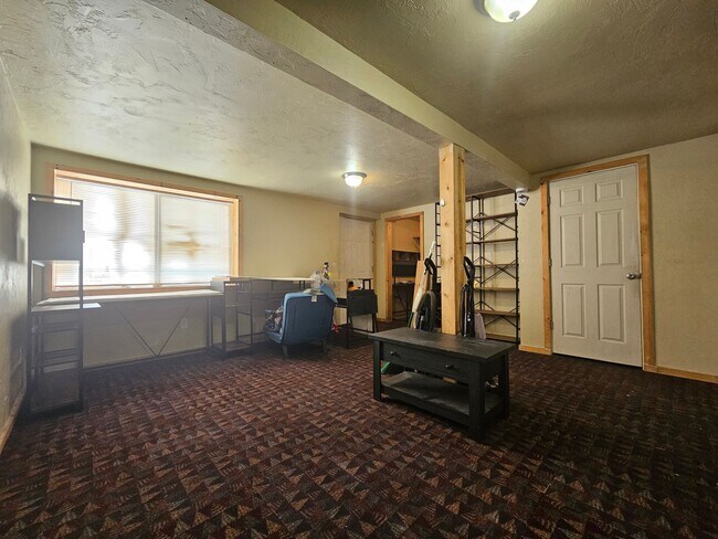 1 Bedroom 1 Bath triplex - 1 Bedroom 1 Bath triplex House