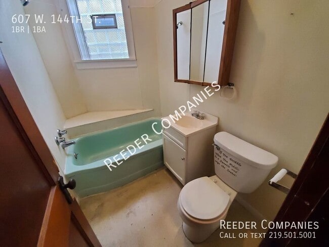 Building Photo - 1 Bedroom Apartment