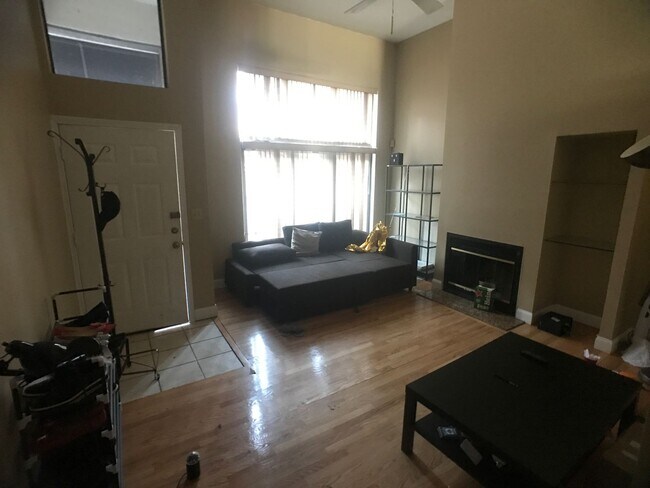 Building Photo - Multi-level townhome in a prime location near Coolidge Corner!