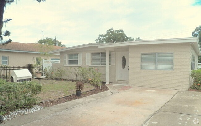 Building Photo - 2514 10th Ave Dr E