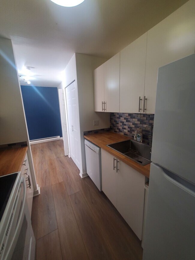 Building Photo - Modern 1 Bed Condo Offering 1 Month in Ren...