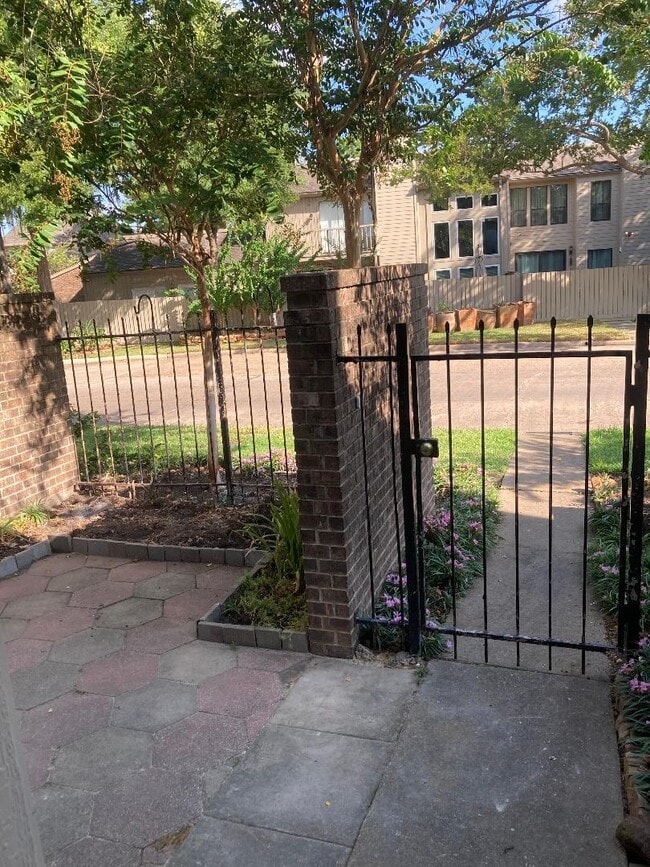 Small private front courtyard - 12697 Briar Patch Rd