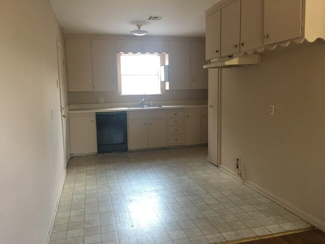Building Photo - 3 bedroom + Bonus room/Bedroom and 1 bath ...