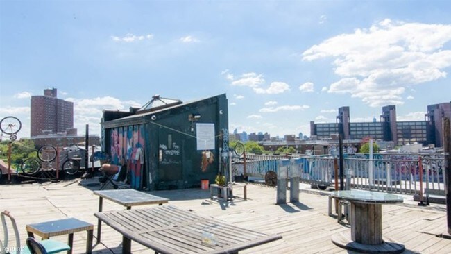 Building Photo - 3 br, 1 bath Apartment - 27 Arion Pl Unit 11L