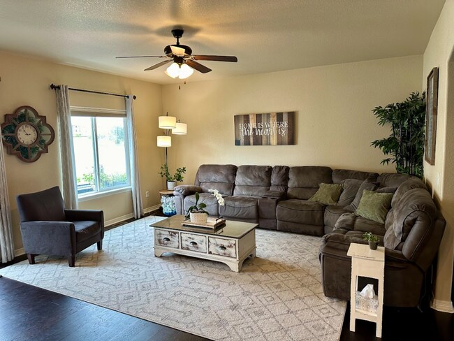 Building Photo - Gorgeous 5 Bedroom/4 Bathroom Single Famil...