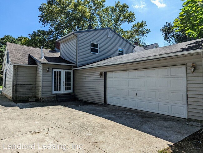 Building Photo - 3 br, 1.5 bath House - 326 W. 8th Street