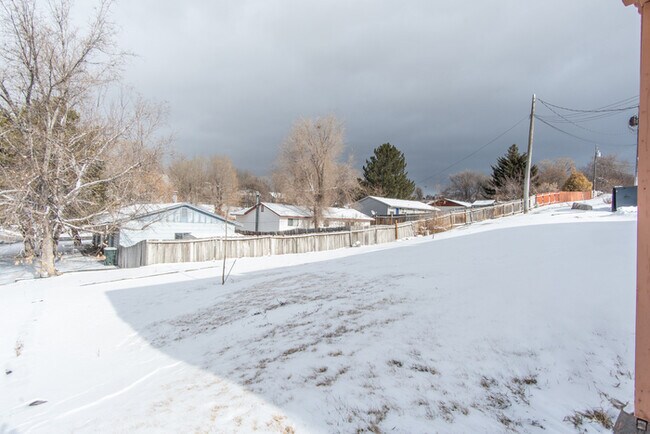 Building Photo - Pet Friendly, 2 bedroom apartment