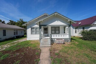 Building Photo - 207 S Elm St