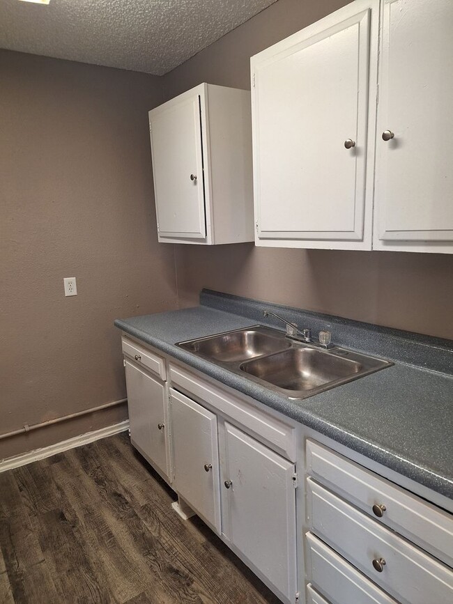 Building Photo - Brookview Duplex 6809