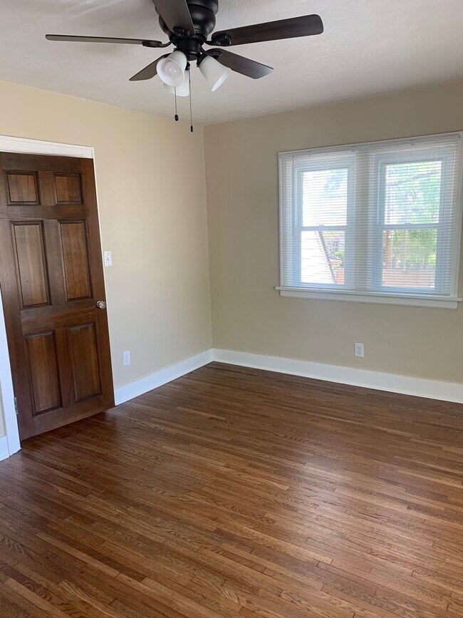 Building Photo - 1112 N Perry Ave