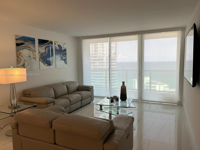 Foto del edificio - 100 Bayview Dr