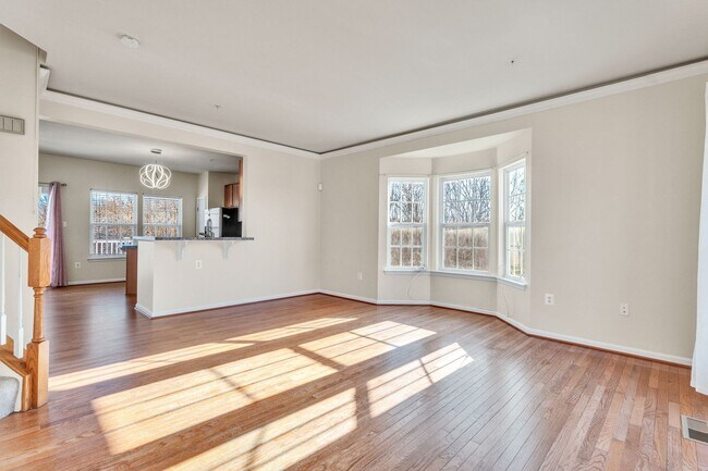 Foto del edificio - Charming 3 BR + Den Townhouse available now