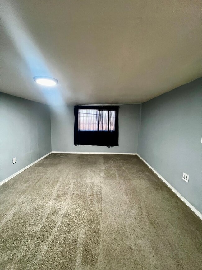 Foto del edificio - Non-Refundable & Security Deposit Total: $...