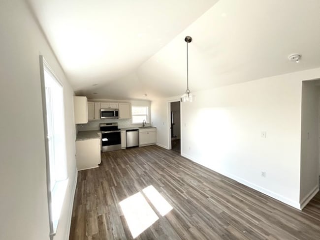 Building Photo - Gorgeous Remodel in Guntersville!