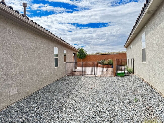 Building Photo - New 4 BR Home in Great Neighborhood!