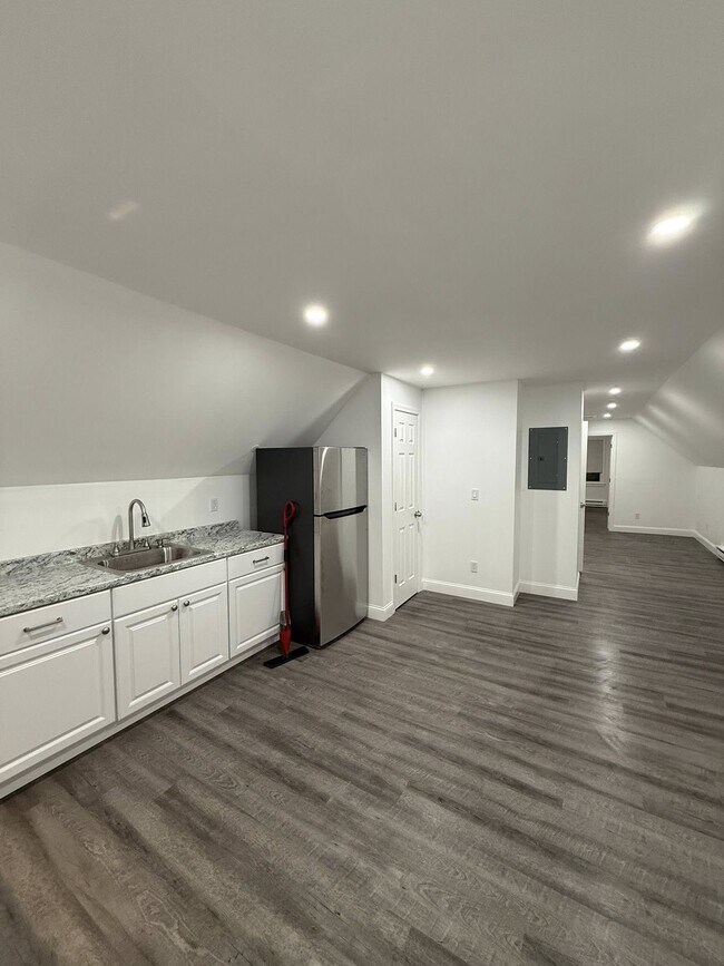 Building Photo - 48 Anthony St