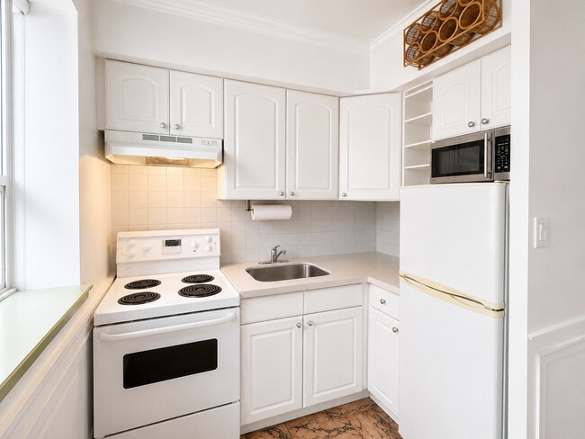 Kitchen - 710 Spadina Av