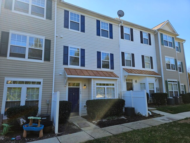 Foto del edificio - Great 3br/2.5ba N Raleigh Townhome in Bedf...