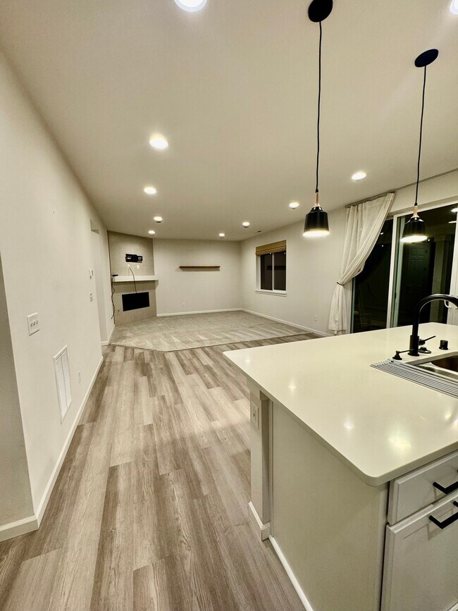 Sala de estar y cocina, con puertas de doble revestimiento al patio trasero. - 6750 Skipper Ln SE