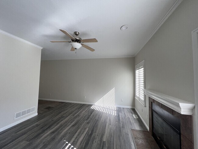 Building Photo - 202 E White Spruce Cv