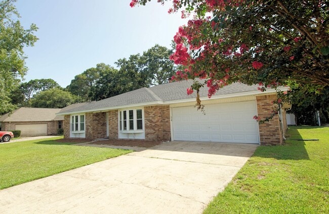 Building Photo - Great Location in Mary Esther