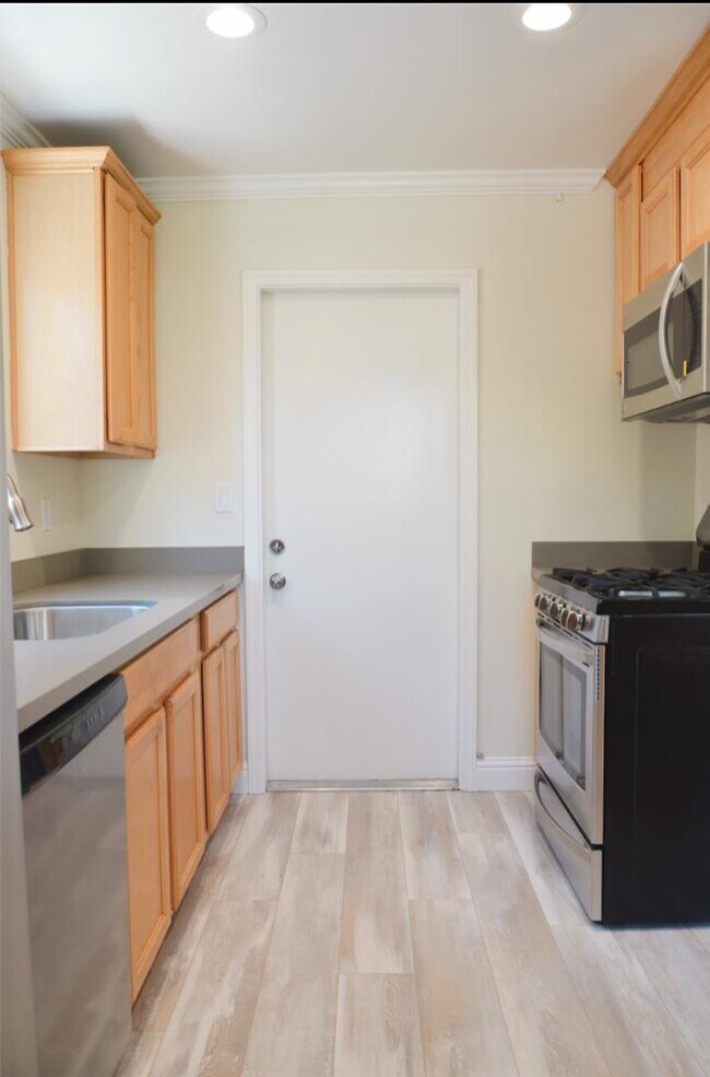 Foto del edificio - 637 Enright Ave