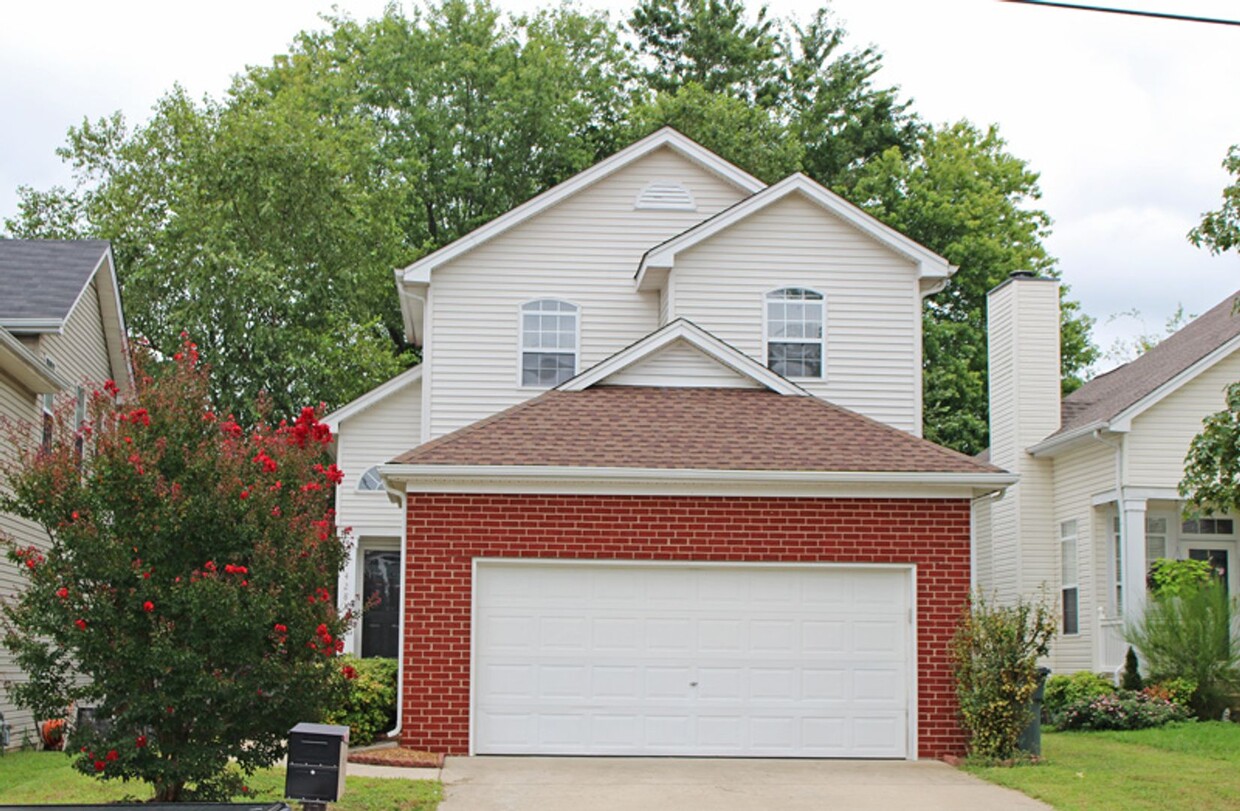 Foto principal - 3BR, 2 FB, 1/2 Bath on Main.2 Cr garage wi...