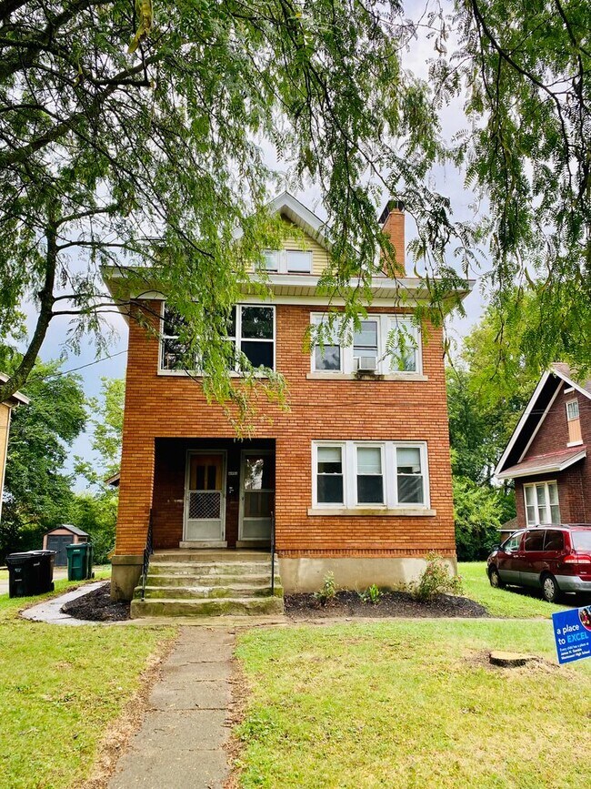 Building Photo - COVEDALE - Charming 3 bed apt, upstairs of...