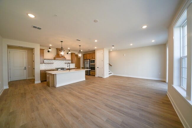 Building Photo - 108 Iris Ct