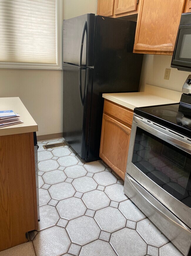Kitchen - 135 Courtyard Ln