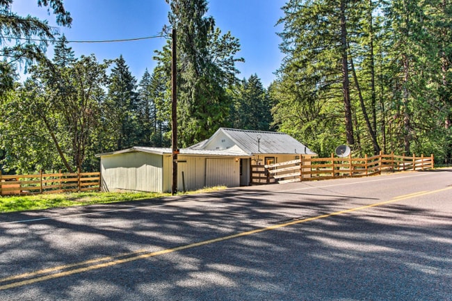 Building Photo - 37462 Row River Rd