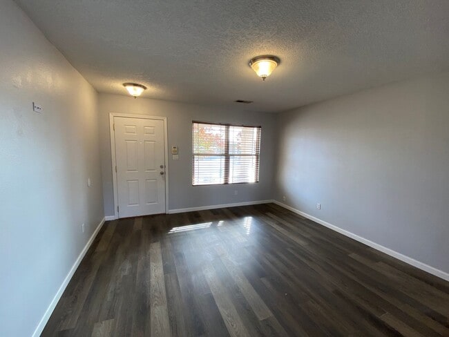 Building Photo - SW 4 Bedroom 3 Bath 2 Car Garage 1989SF
