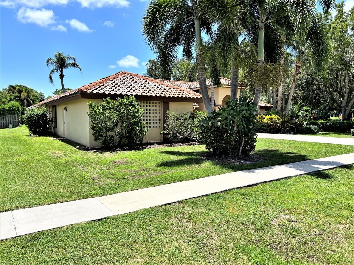Primary Photo - 1944 Lynton Cir