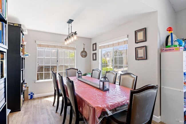 Building Photo - 907 Shadywood Cir