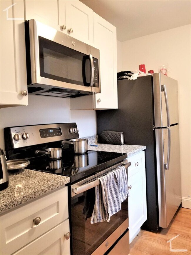 Building Photo - No Brokers Fee, New Kitchen appliances, Central Location, Laundry is on a Site