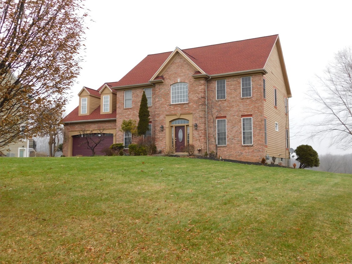 Primary Photo - 8 Cobble Creek Rd