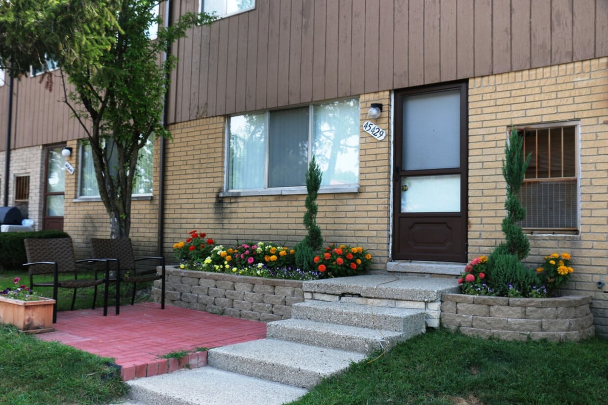 Shelby Oaks & Fox Lane Apartments 45725 Utica Grn W Shelby Township