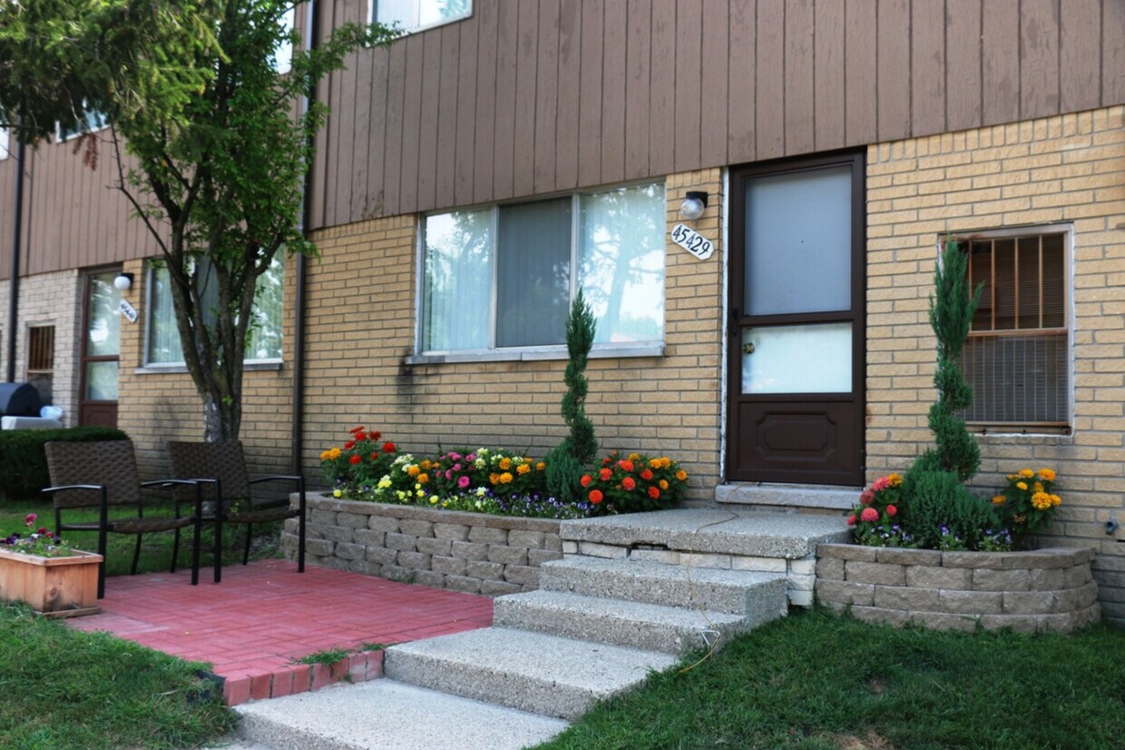 Shelby Oaks & Fox Lane Apartments 45725 Utica Grn W Shelby Township