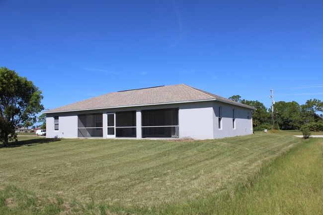 Building Photo - Quiet and Spacious Single Family Home in NW Cape Coral