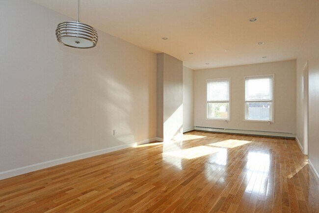 Building Photo - 102 Union Pk St