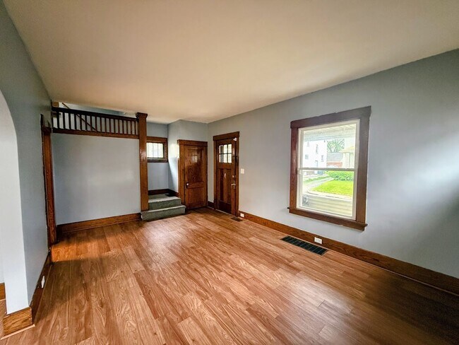 Building Photo - Three bedroom one bathroom home for rent