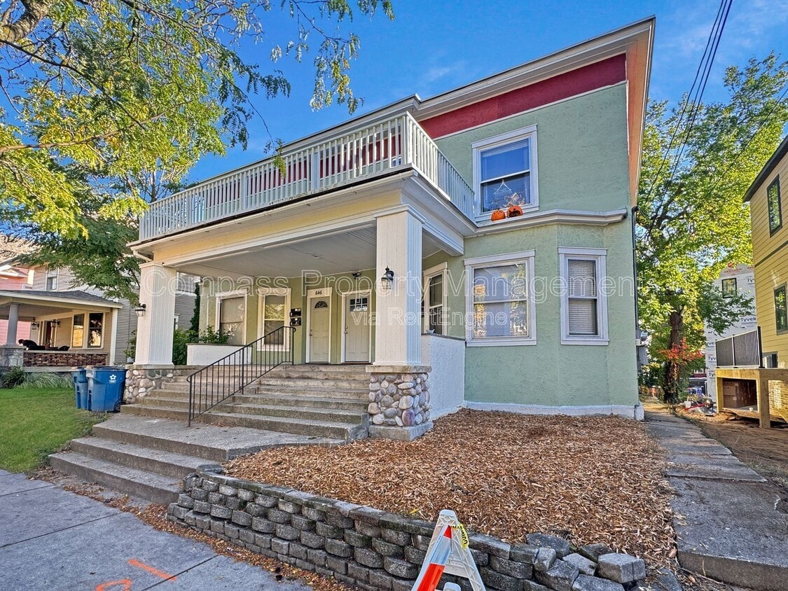 Foto principal - 644 Fulton St E